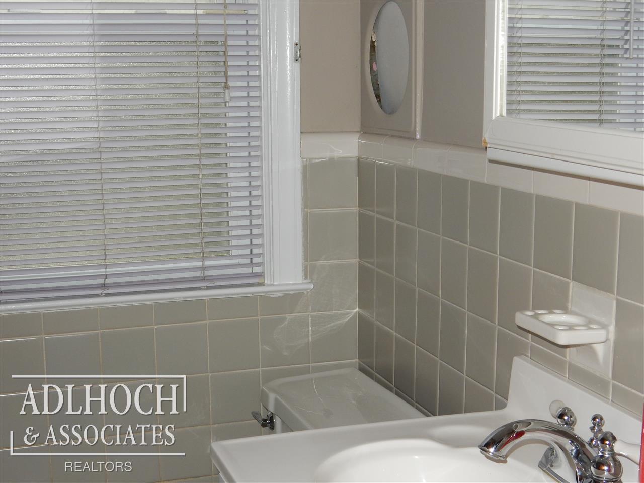 2064 Roslyn Road Grosse Pointe Woods, MI 48236 - Photo 8 of 16