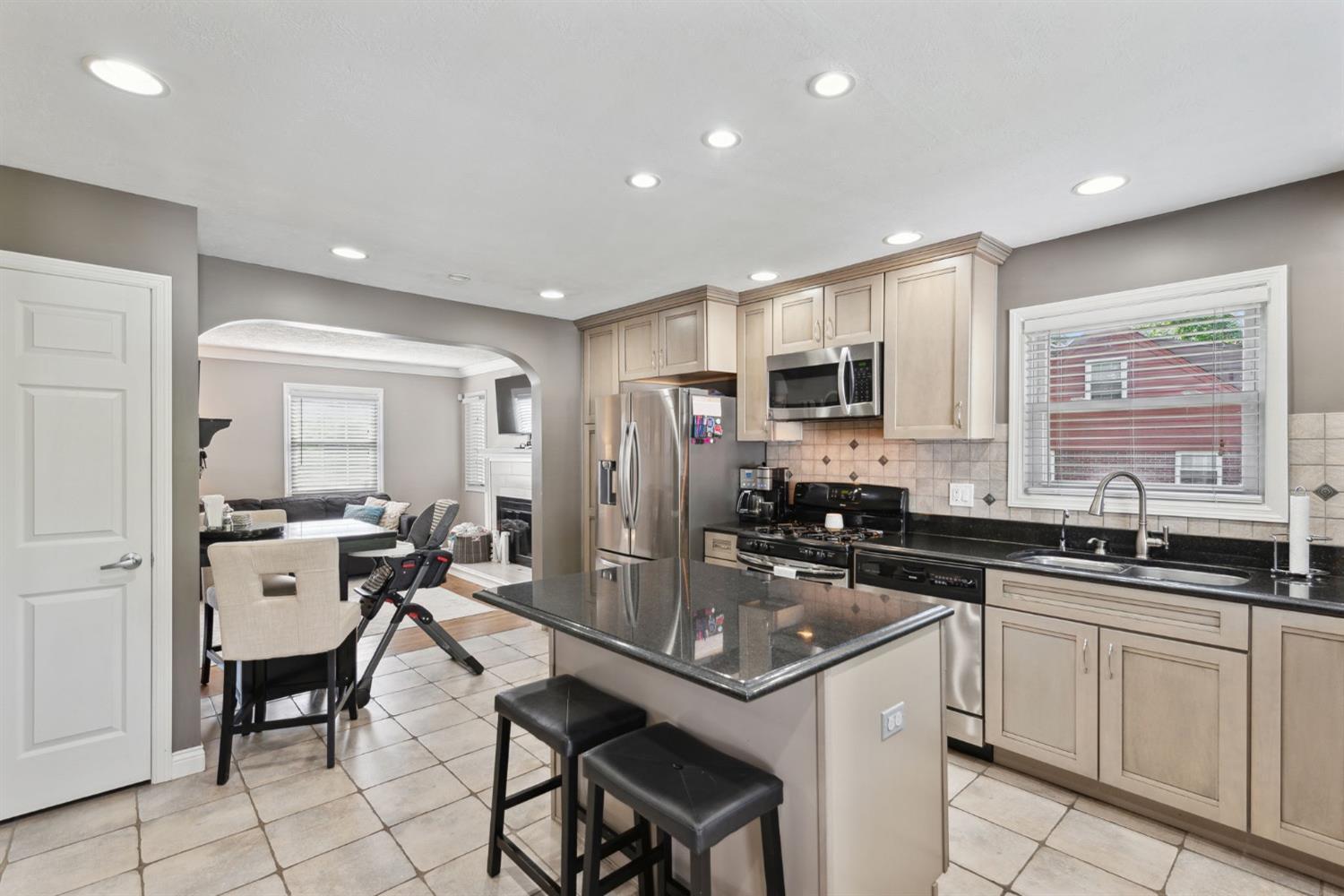 5705 Haubner Road Cincinnati, OH 45247 - Photo 7 of 37