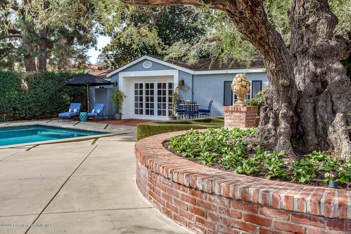 1590 Lombardy Road Pasadena, CA 91106 - Photo 66 of 85 a front view of a house with a yard