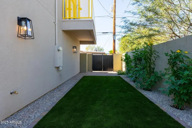 a view of an house with backyard space and garden