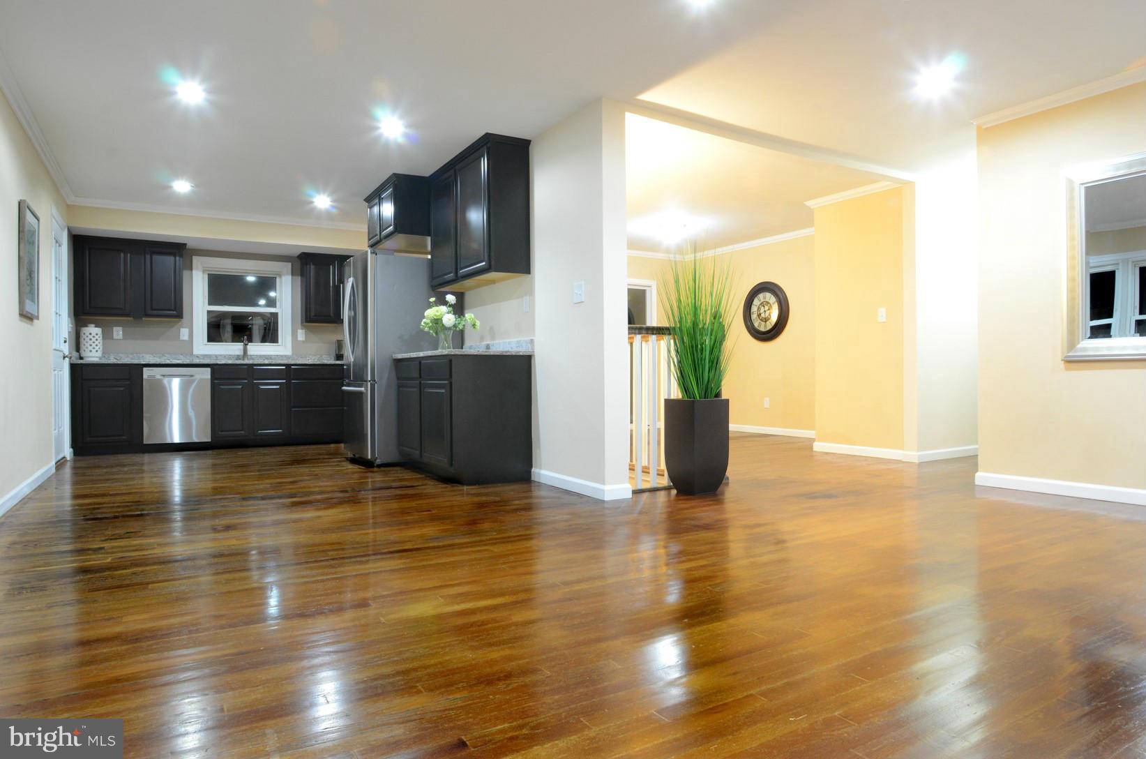 6706 Havenoak Road Baltimore, MD 21237 - Photo 6 of 11 Living Room