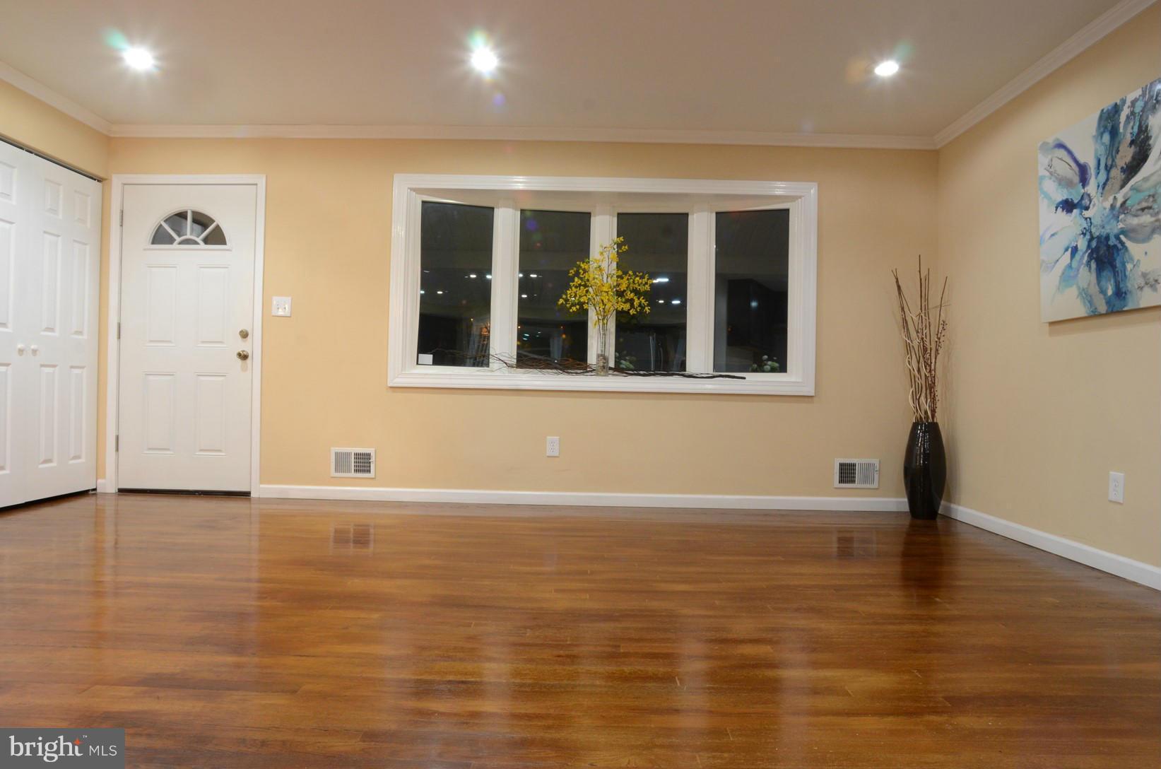 6706 Havenoak Road Baltimore, MD 21237 - Photo 7 of 11 Living Room