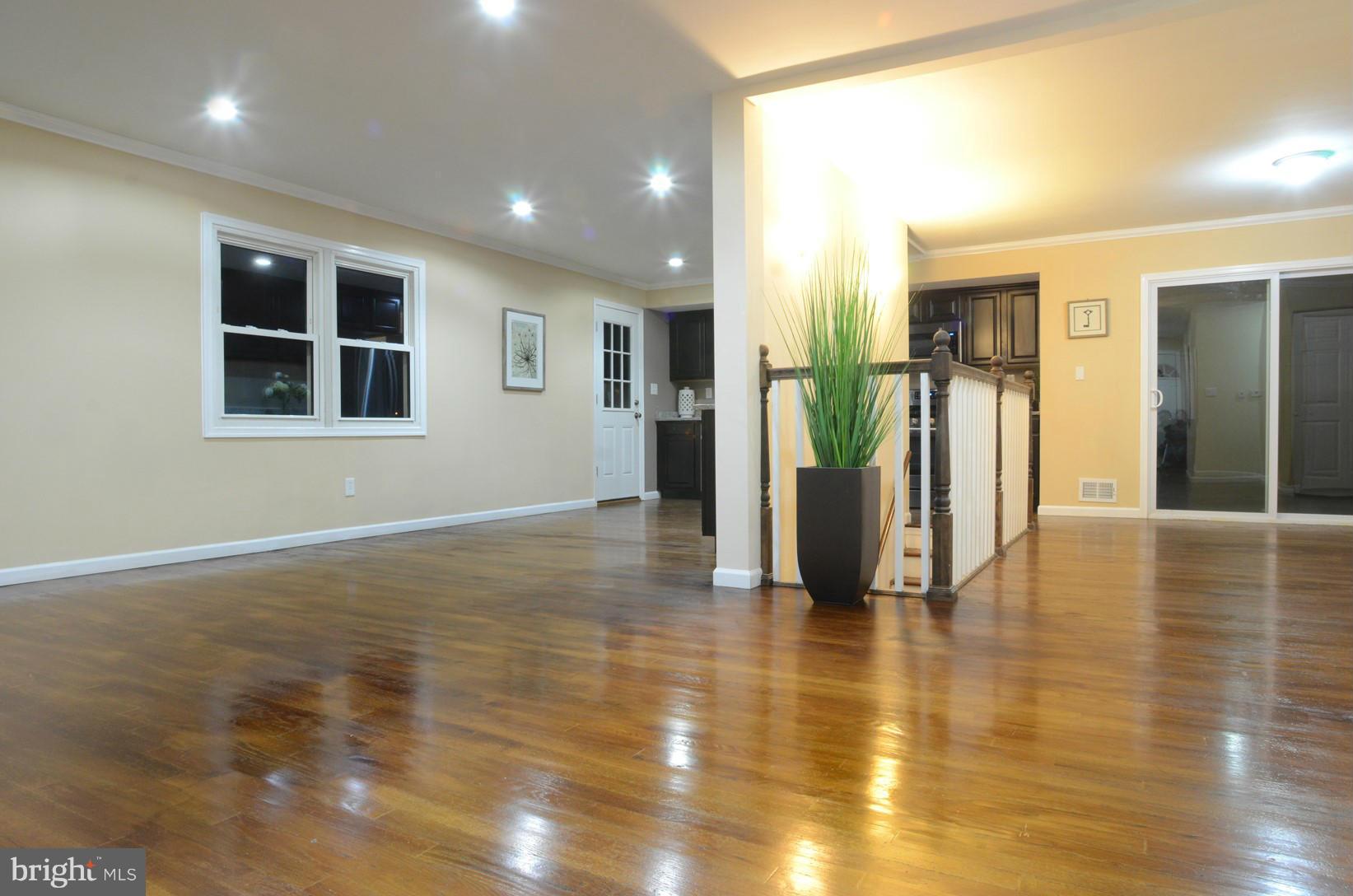 6706 Havenoak Road Baltimore, MD 21237 - Photo 8 of 11 Living Room