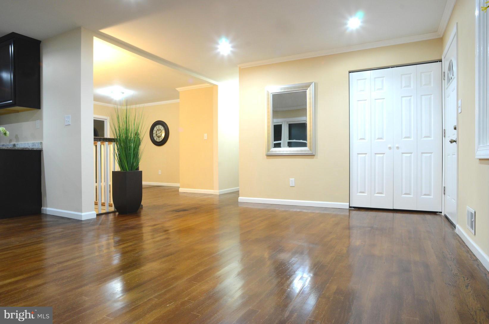 6706 Havenoak Road Baltimore, MD 21237 - Photo 9 of 11 Living Room