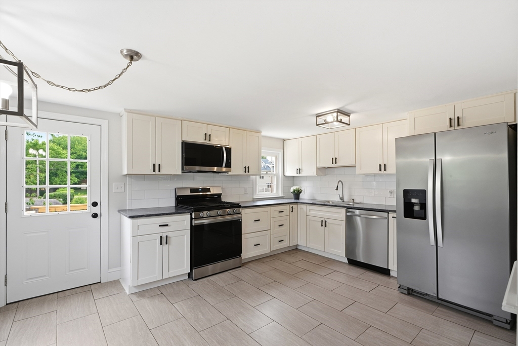 25 Julia Road Weymouth, MA 02191 - Photo 7 of 34