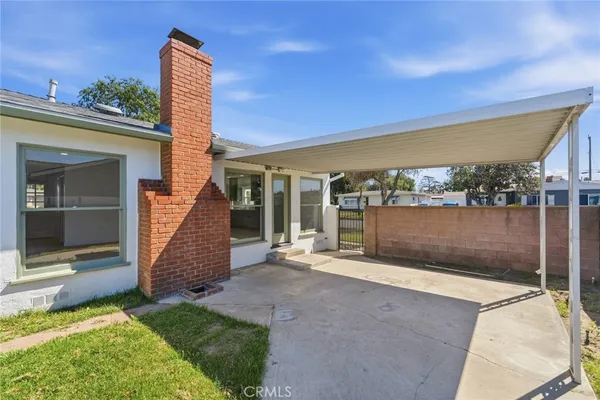a view of a house with backyard and porch
