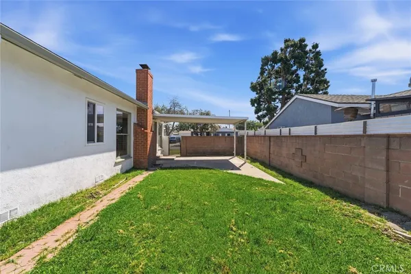 a view of a back yard of the house