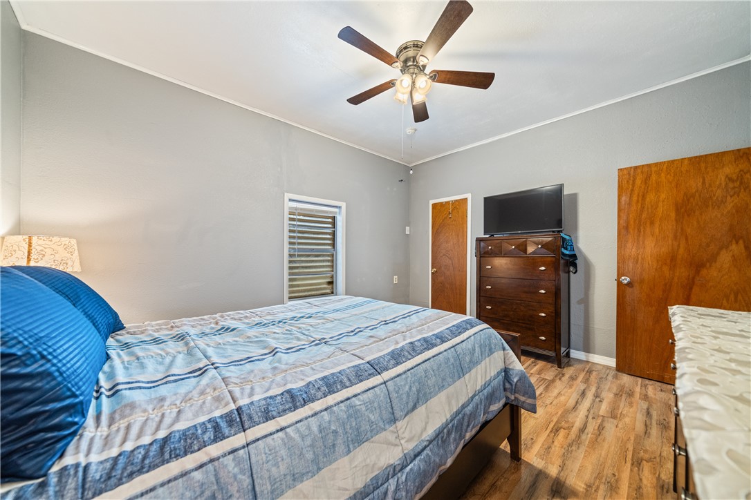 1205 10th Street Corpus Christi, TX 78404 - Photo 35 of 38 a bedroom with a bed and a tv