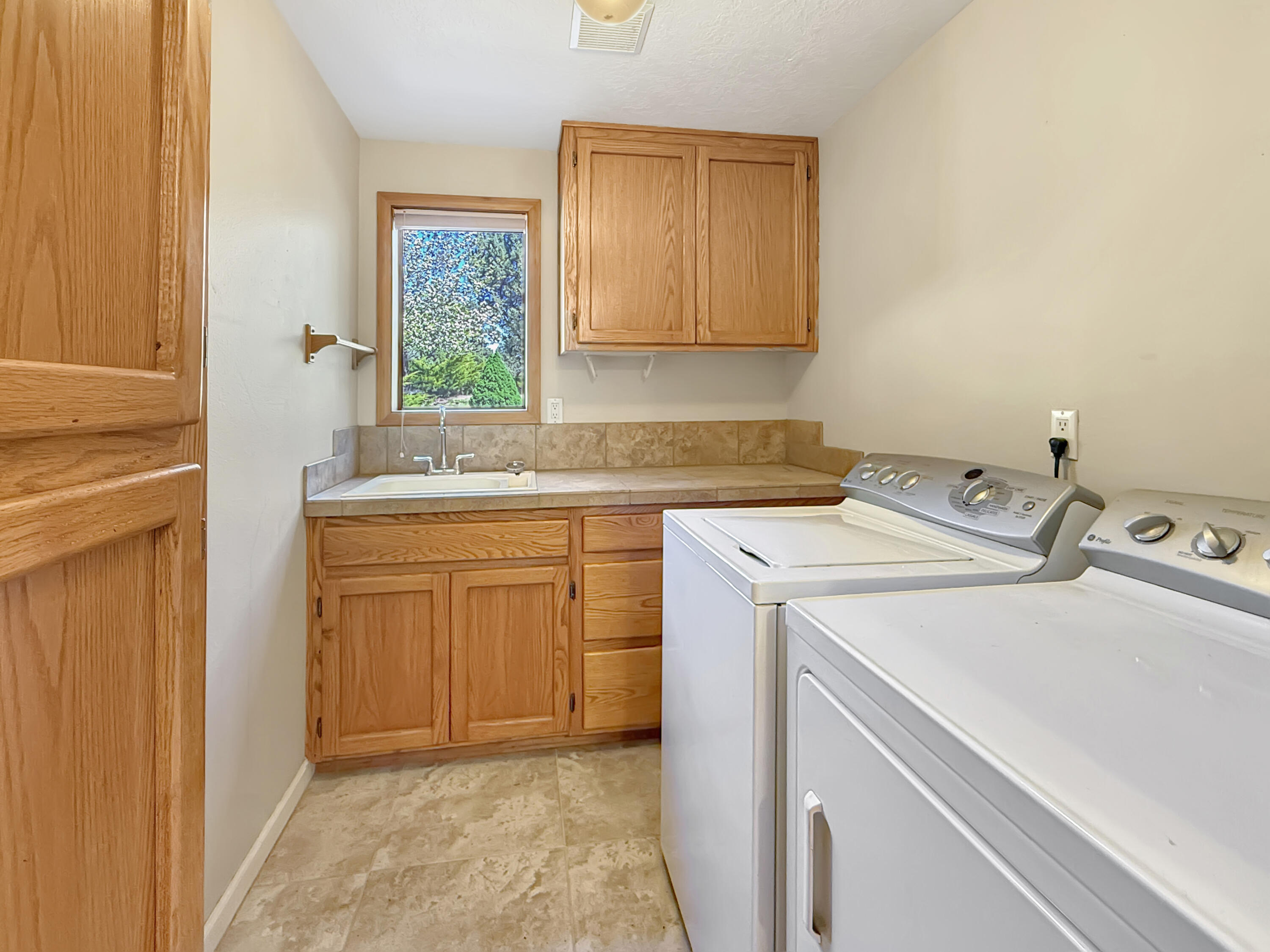 64472 McGrath Road Bend, OR 97701 - Photo 16 of 27 b035cf8edced7fef38bd6c81d965ad684f94d5ce
