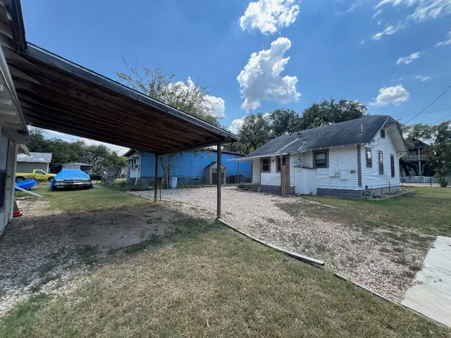 a view of a house with a backyard