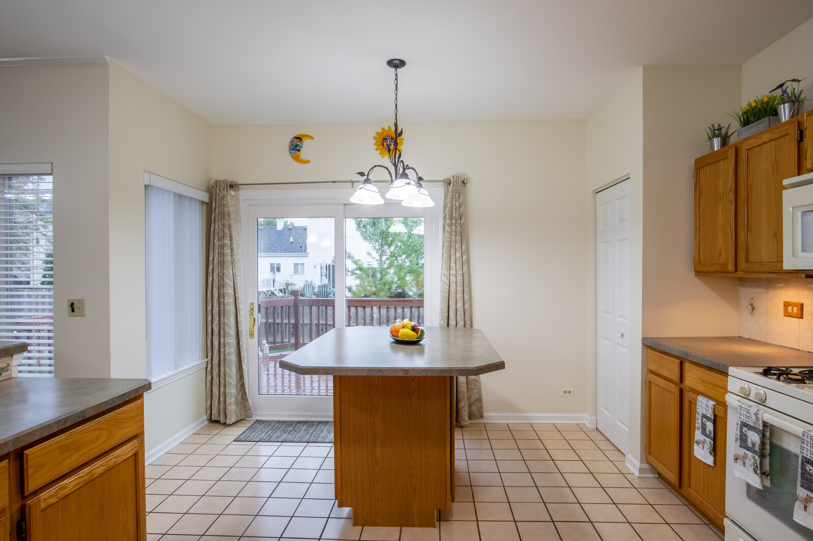 207 Faircroft Road Bartlett, IL 60103 - Photo 19 of 29 a view of a hallway with furniture and window
