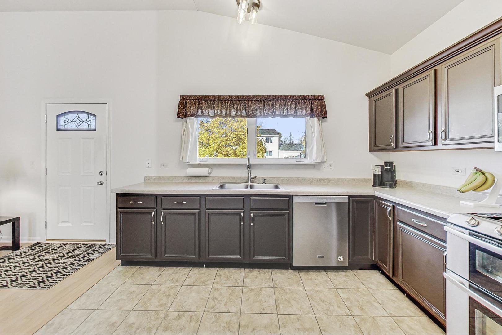 111 Old Post Road Oswego, IL 60543 - Photo 8 of 35 Gallery Image 8