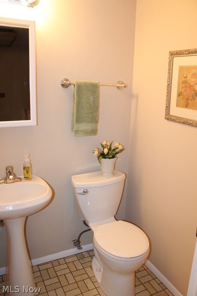 2775 Middleton Road Hudson, OH 44236 - Photo 14 of 31 1st-floor half bath