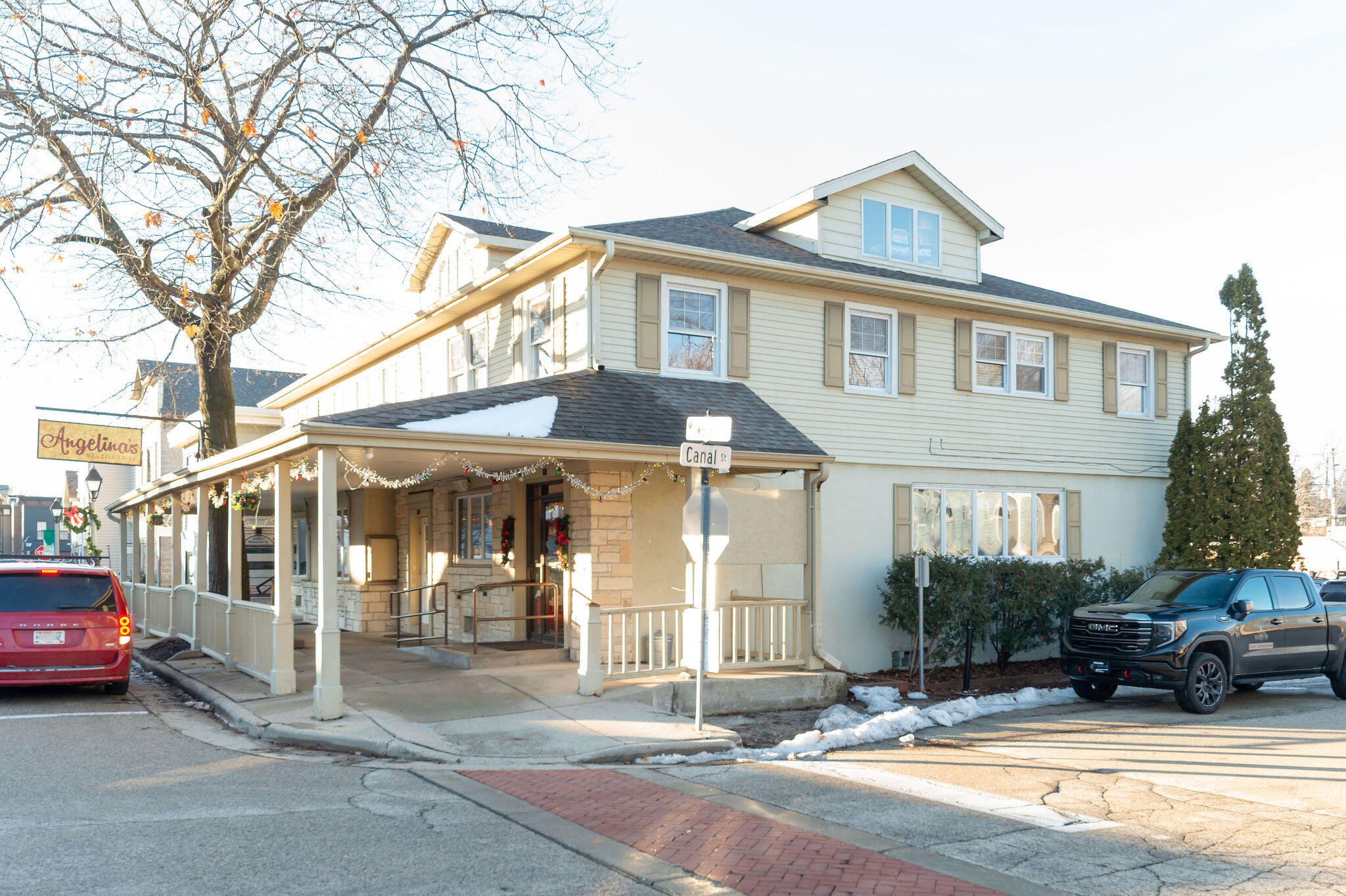 N11W31386 Fairfield Way Delafield, WI 53018 - Photo 68 of 71 Chain stores are in your "back yard" so to speak but you can also enjoy the quaint area of Downtown Delafield
