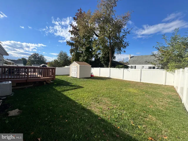 a view of a house with backyard and garden