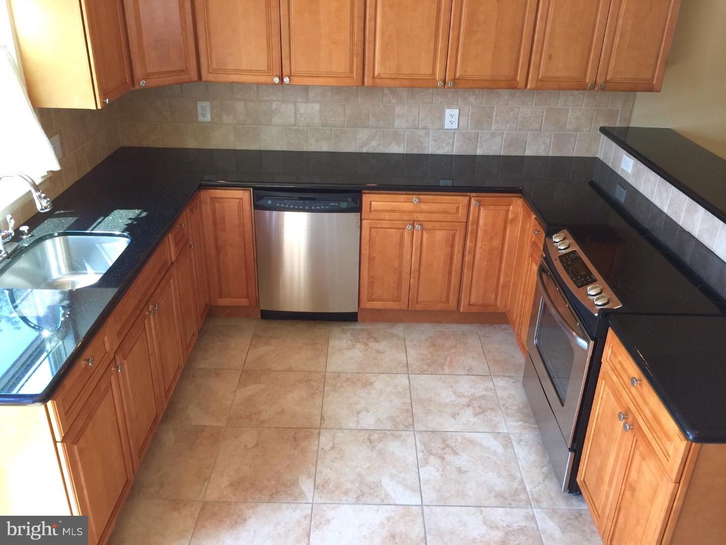 10809 Pedrick Road Philadelphia, PA 19154 - Photo 5 of 25 Kitchen