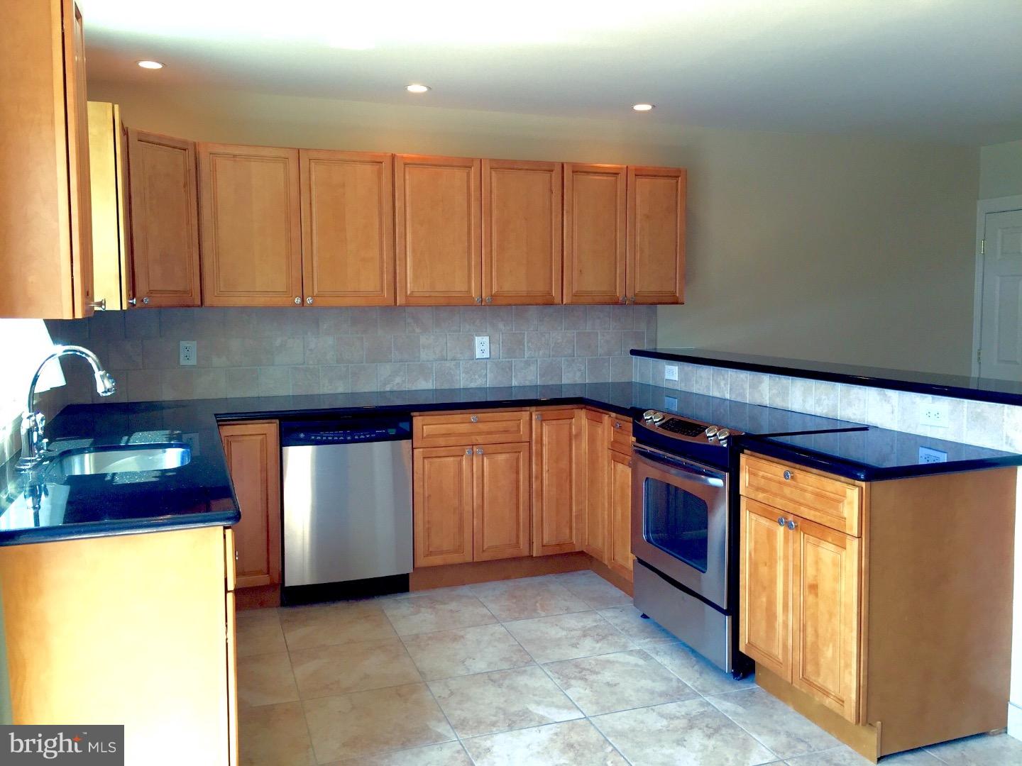 10809 Pedrick Road Philadelphia, PA 19154 - Photo 6 of 25 Kitchen