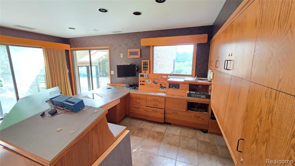 2551 Patterson Lake Road Pinckney, MI 48169 - Photo 7 of 37 Gallery Image 7