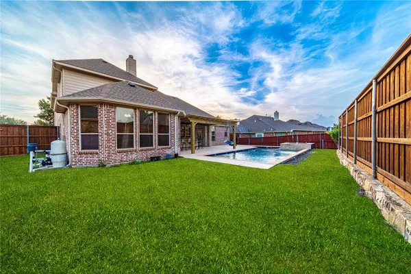 a view of a house with backyard and porch