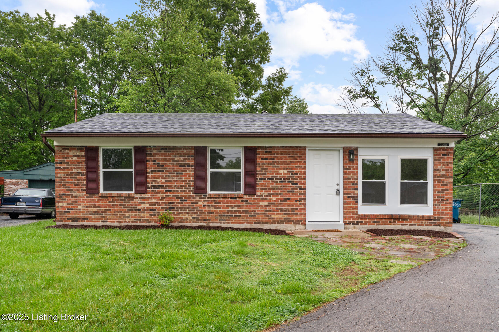 7605 Randy Court Louisville, KY 40258 - Photo 1 of 23 DSC00964