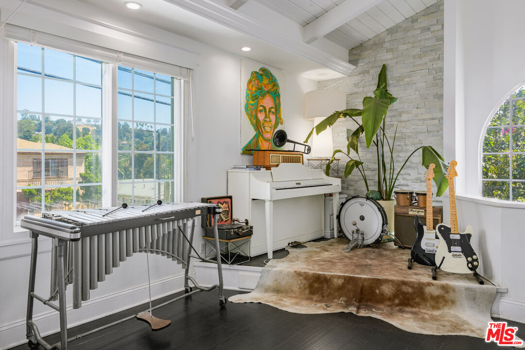 2225 North Cahuenga Boulevard Los Angeles, CA 90068 - Photo 10 of 30 a very nice looking room with a large window