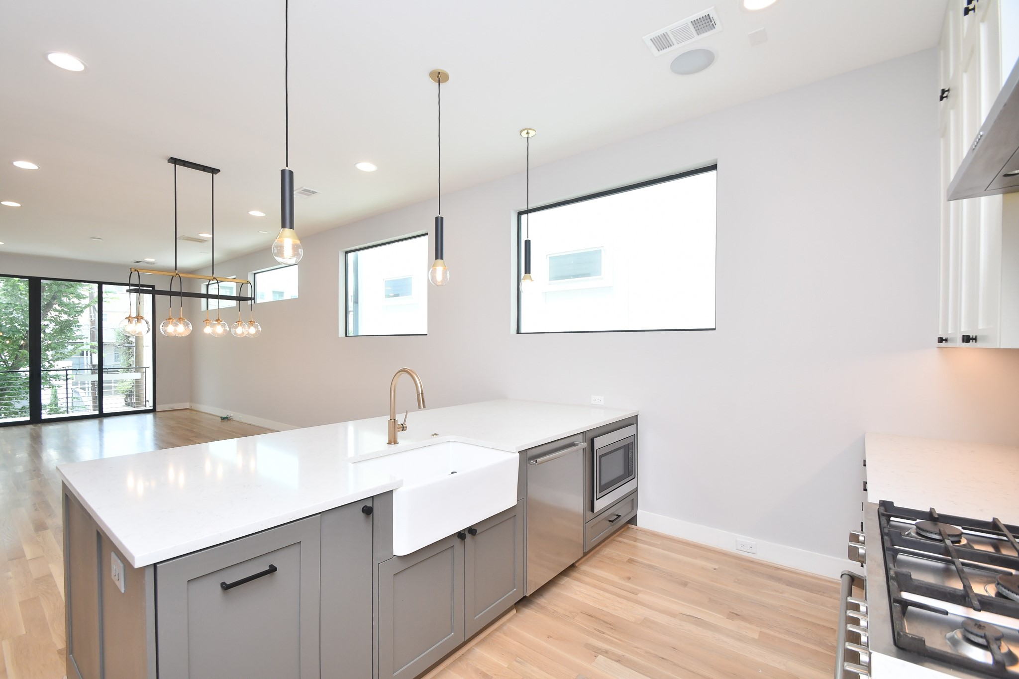 818 Knox Street Houston, TX 77007 - Photo 16 of 39 a bathroom with a sink and a mirror