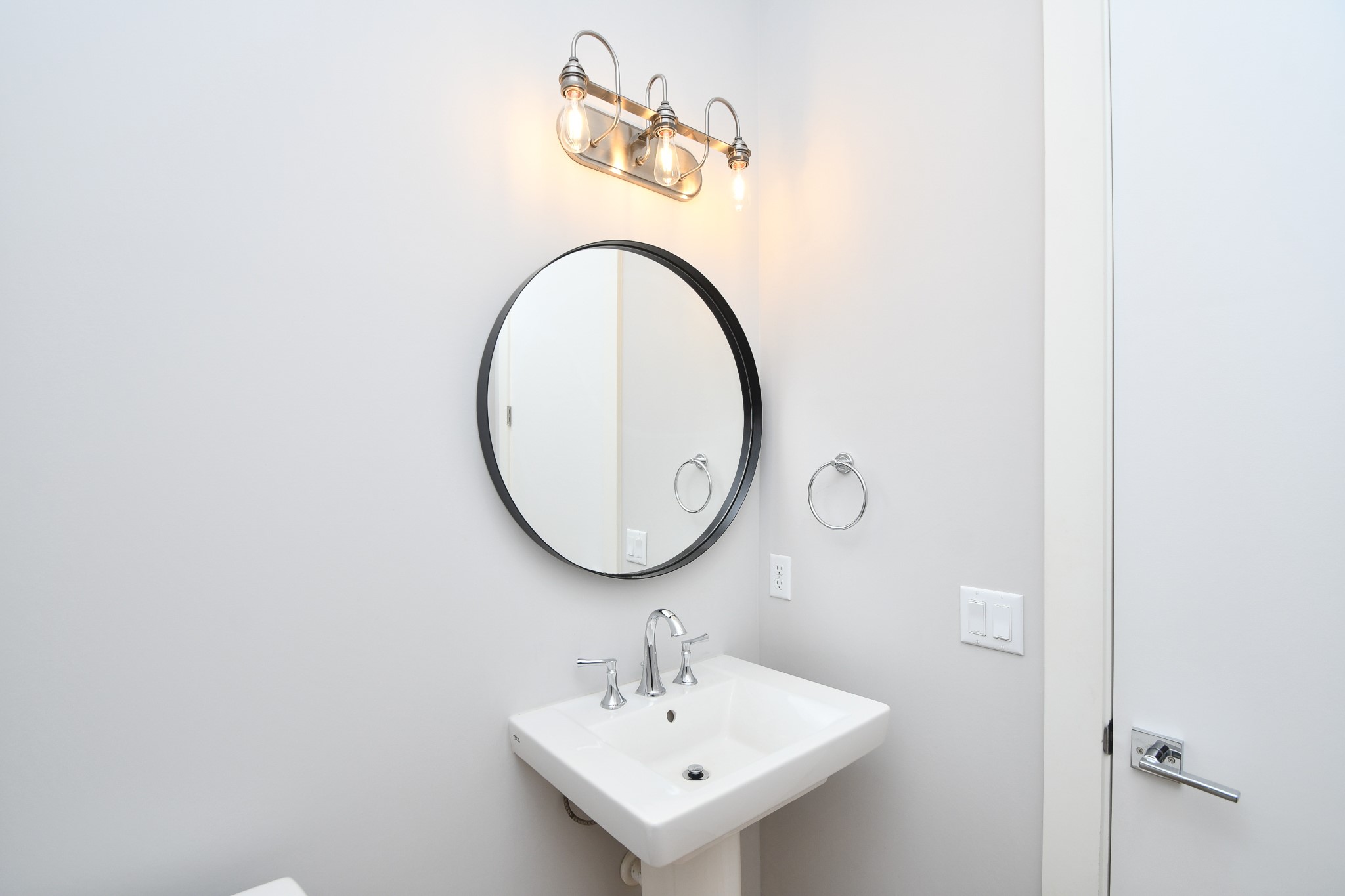 818 Knox Street Houston, TX 77007 - Photo 18 of 39 a bathroom with a sink and a mirror