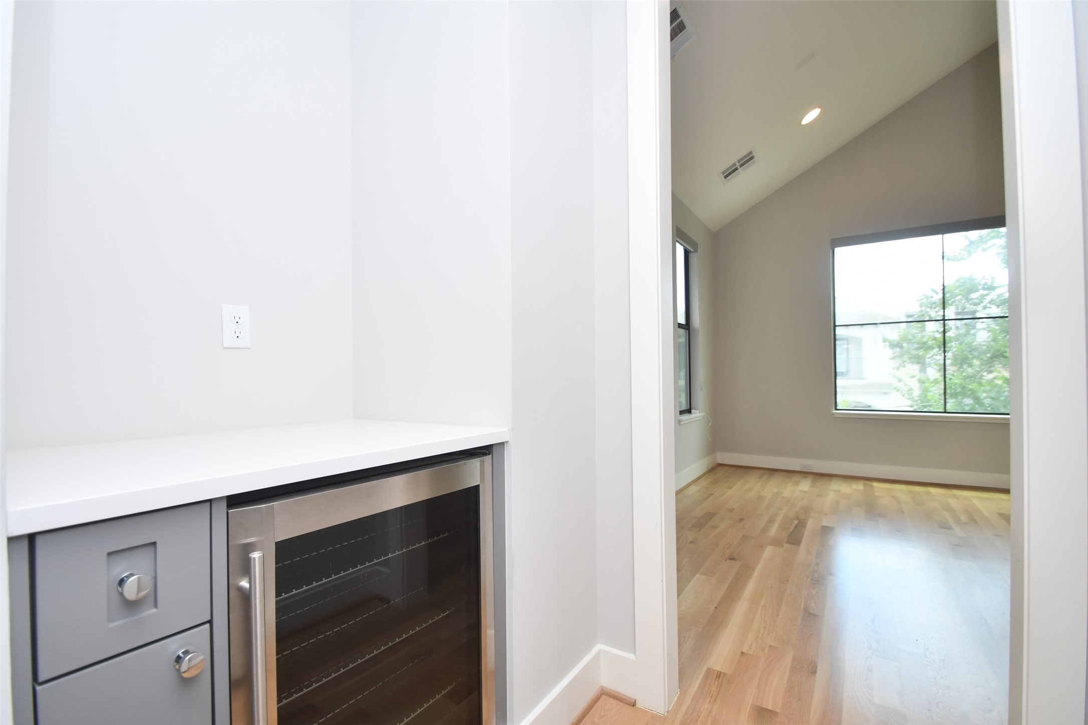 818 Knox Street Houston, TX 77007 - Photo 20 of 39 a view of hallway with a large window and chandelier