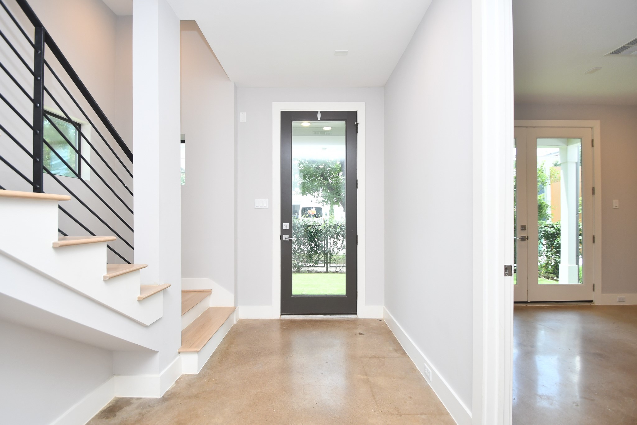818 Knox Street Houston, TX 77007 - Photo 2 of 39 a view of a hallway with wooden floor and windows