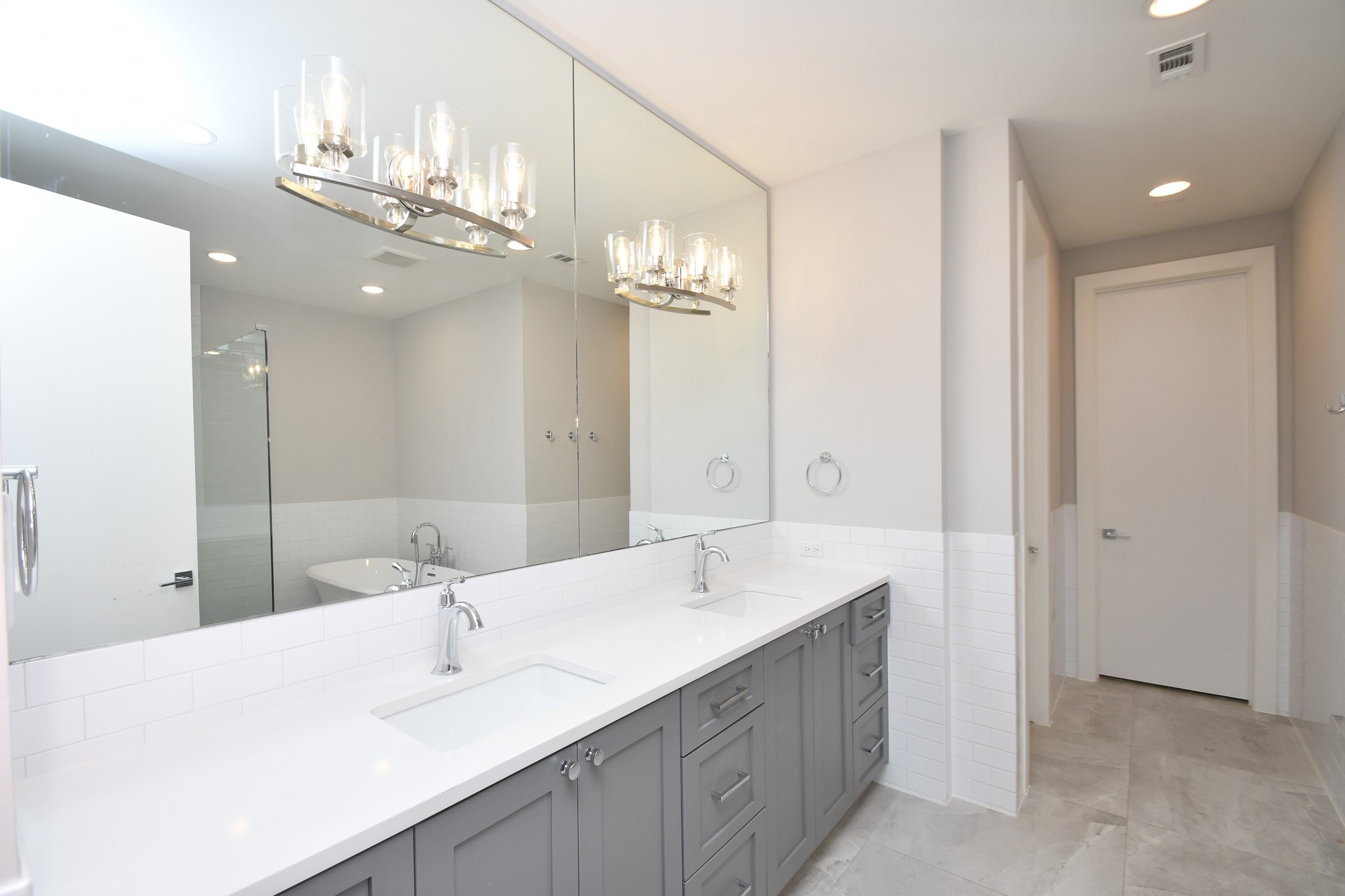 818 Knox Street Houston, TX 77007 - Photo 23 of 39 a bathroom with a double vanity sink and a mirror