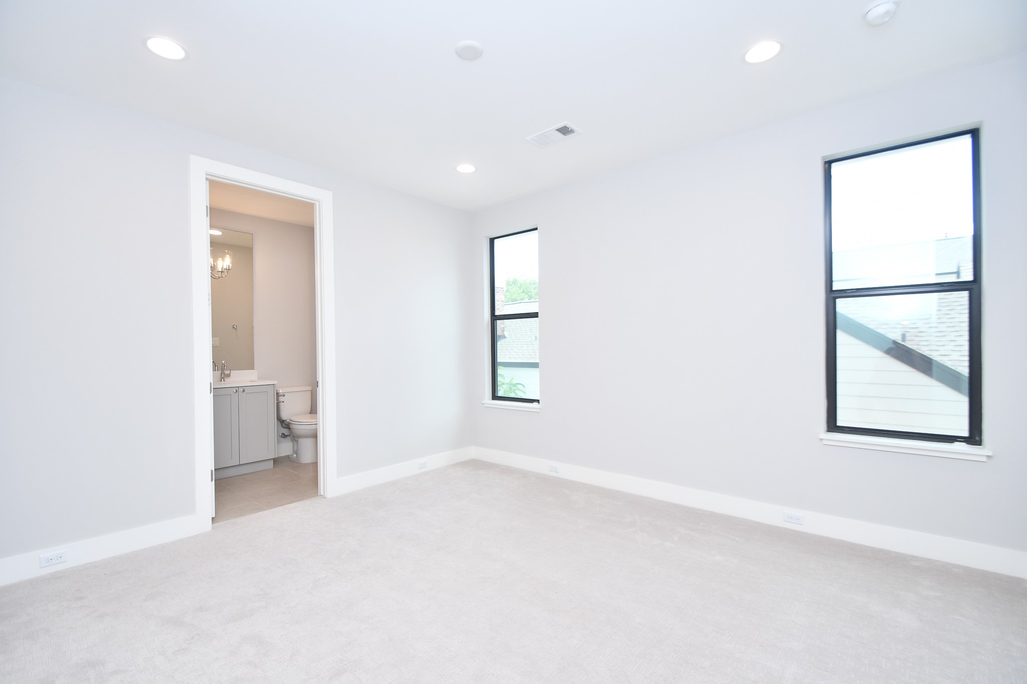 818 Knox Street Houston, TX 77007 - Photo 27 of 39 an empty room with windows and closet
