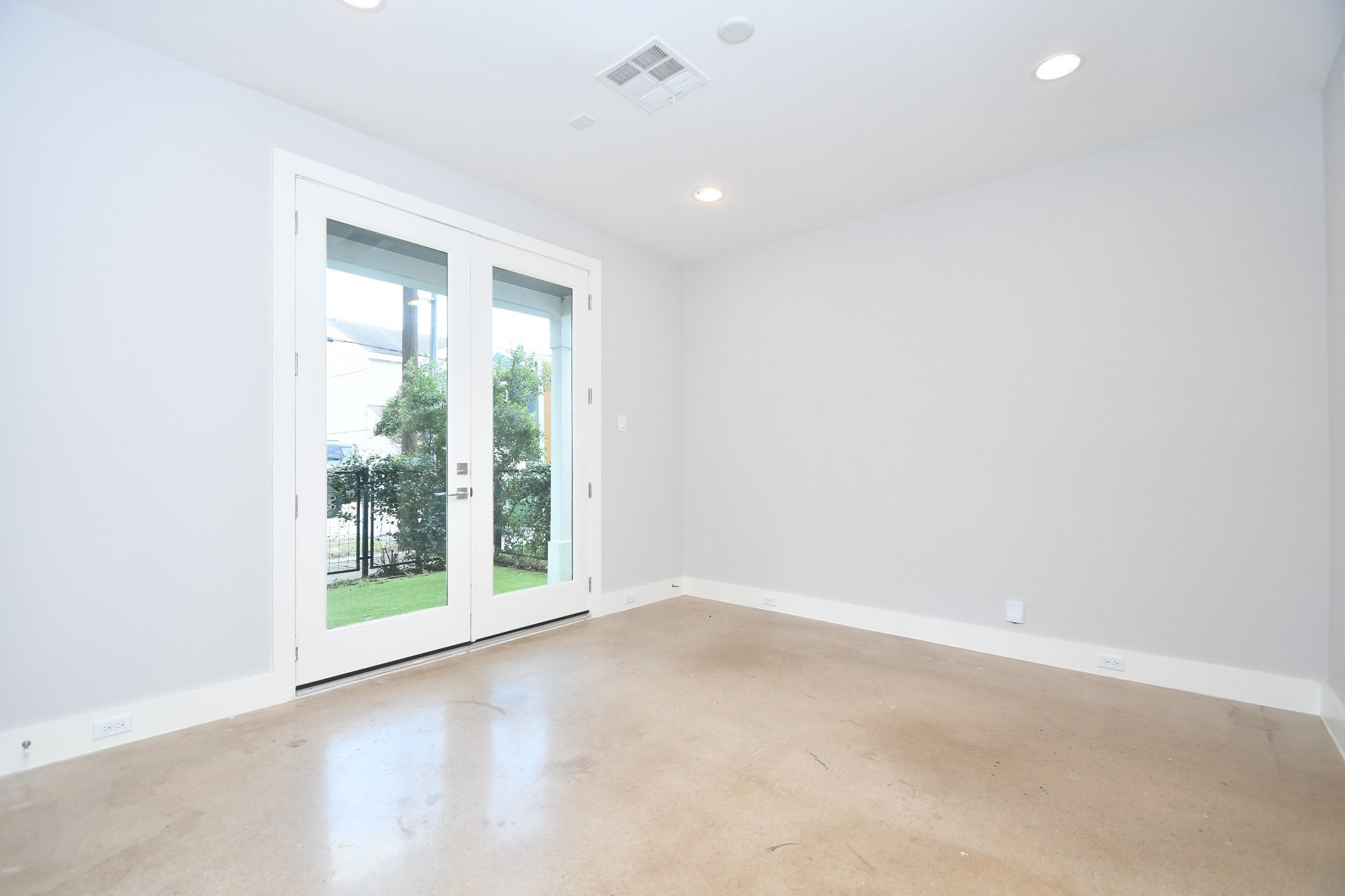818 Knox Street Houston, TX 77007 - Photo 30 of 39 a view of an empty room with a window