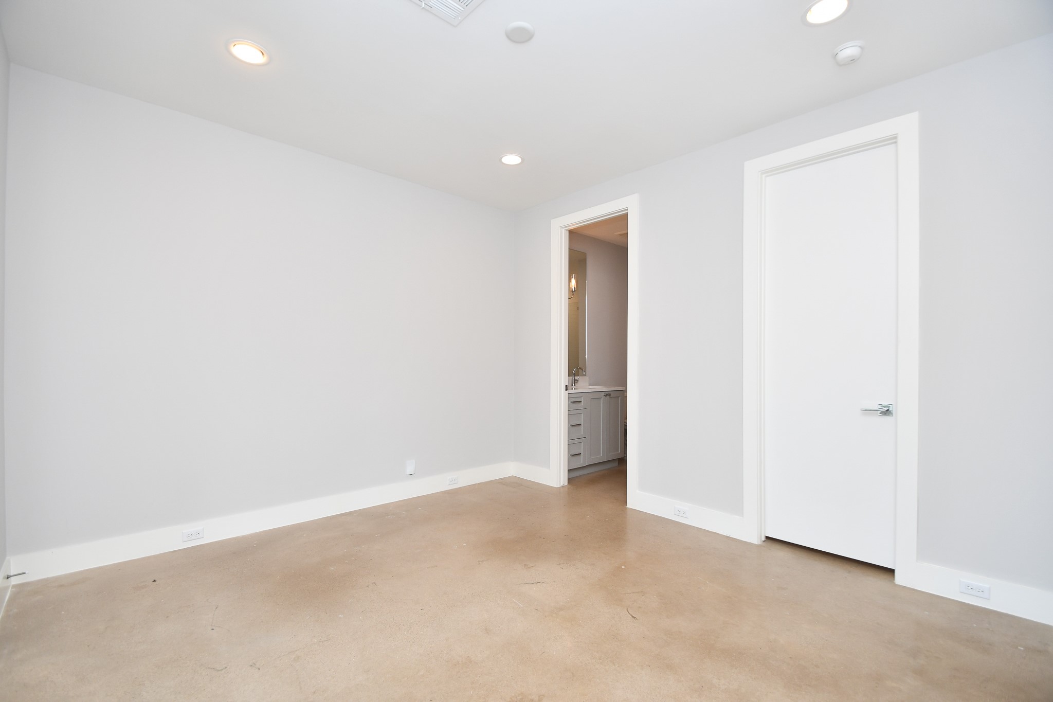 818 Knox Street Houston, TX 77007 - Photo 32 of 39 a view of an empty room