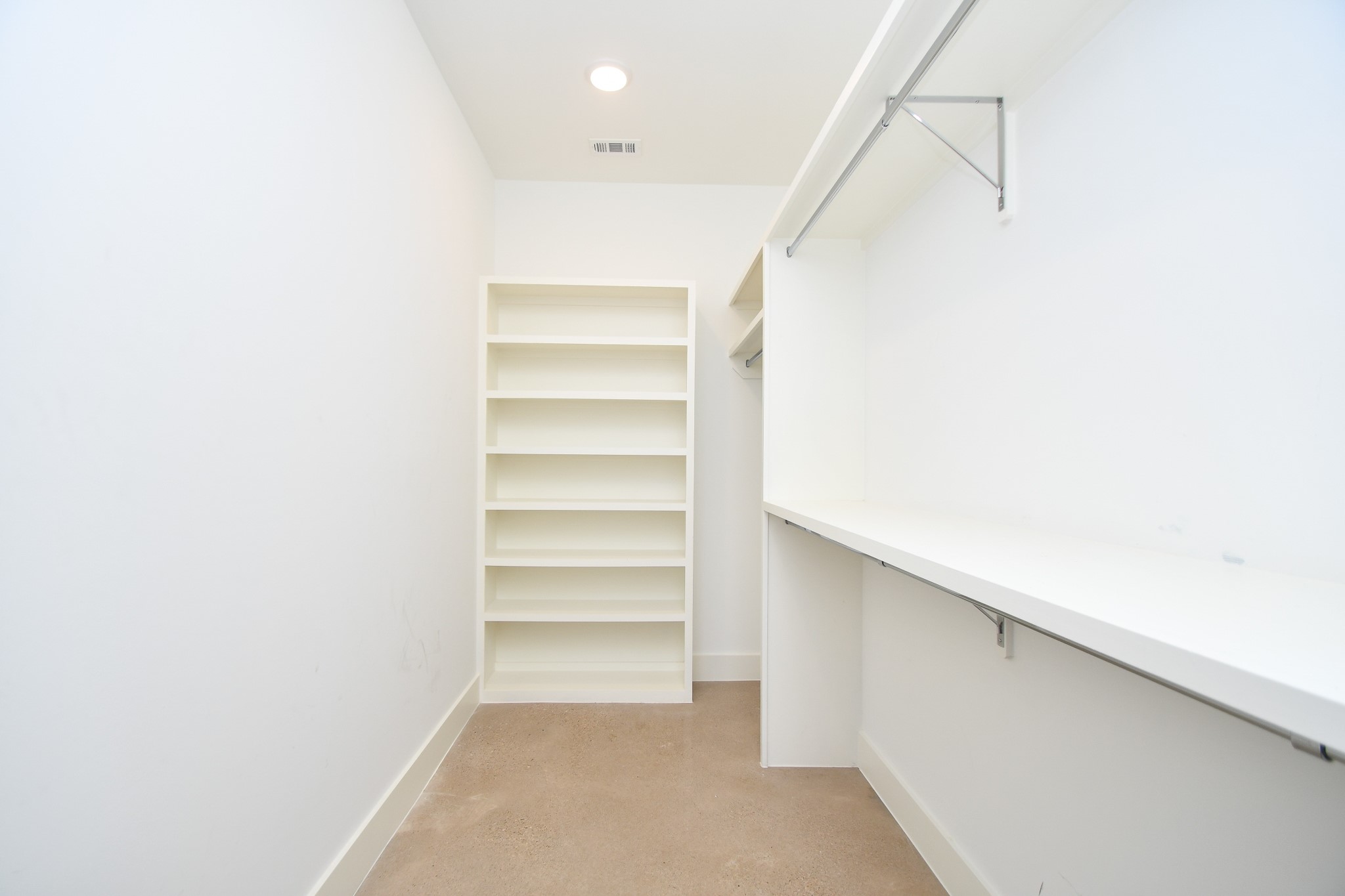 818 Knox Street Houston, TX 77007 - Photo 34 of 39 a view of a hallway