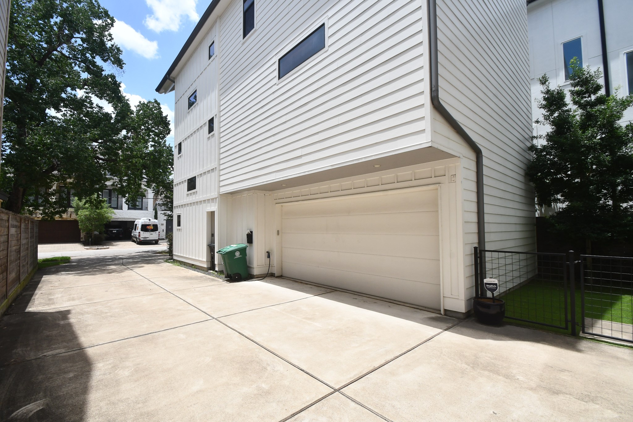 818 Knox Street Houston, TX 77007 - Photo 39 of 39 a view of a garage