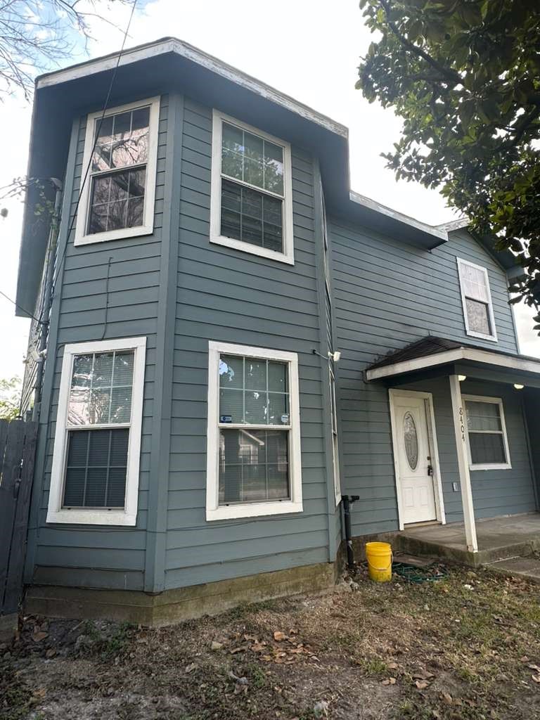 a view of a house with a backyard