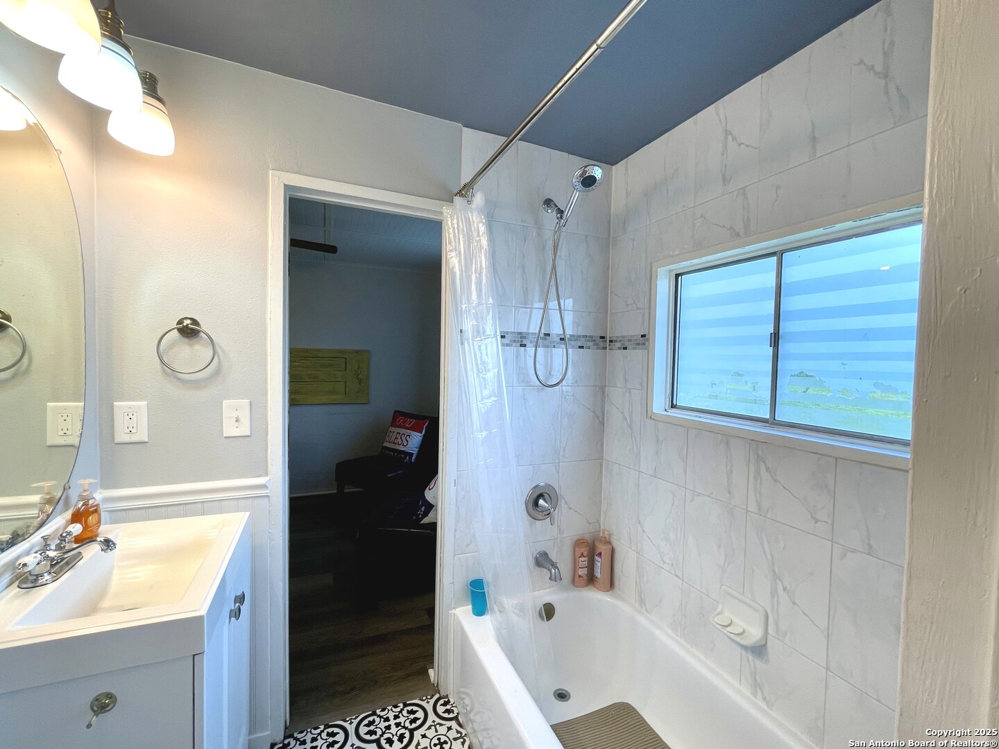 406 Hackberry Street Bandera, TX 78003 - Photo 19 of 34 a bathroom with a tub sink and mirror