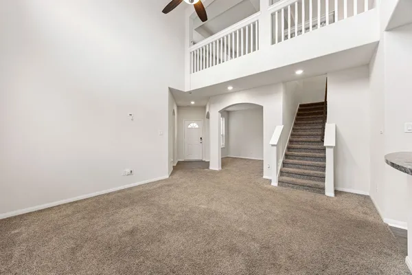 an entryway with an entryway and livingroom