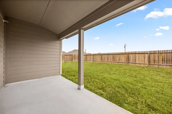 a view of a house with backyard