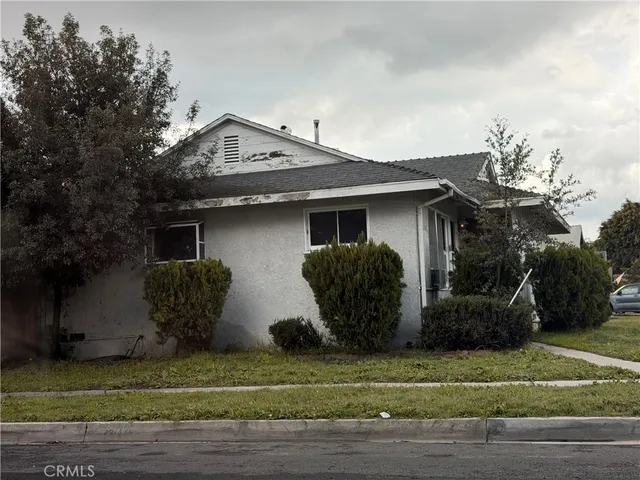 a view of a house with a yard and plants
