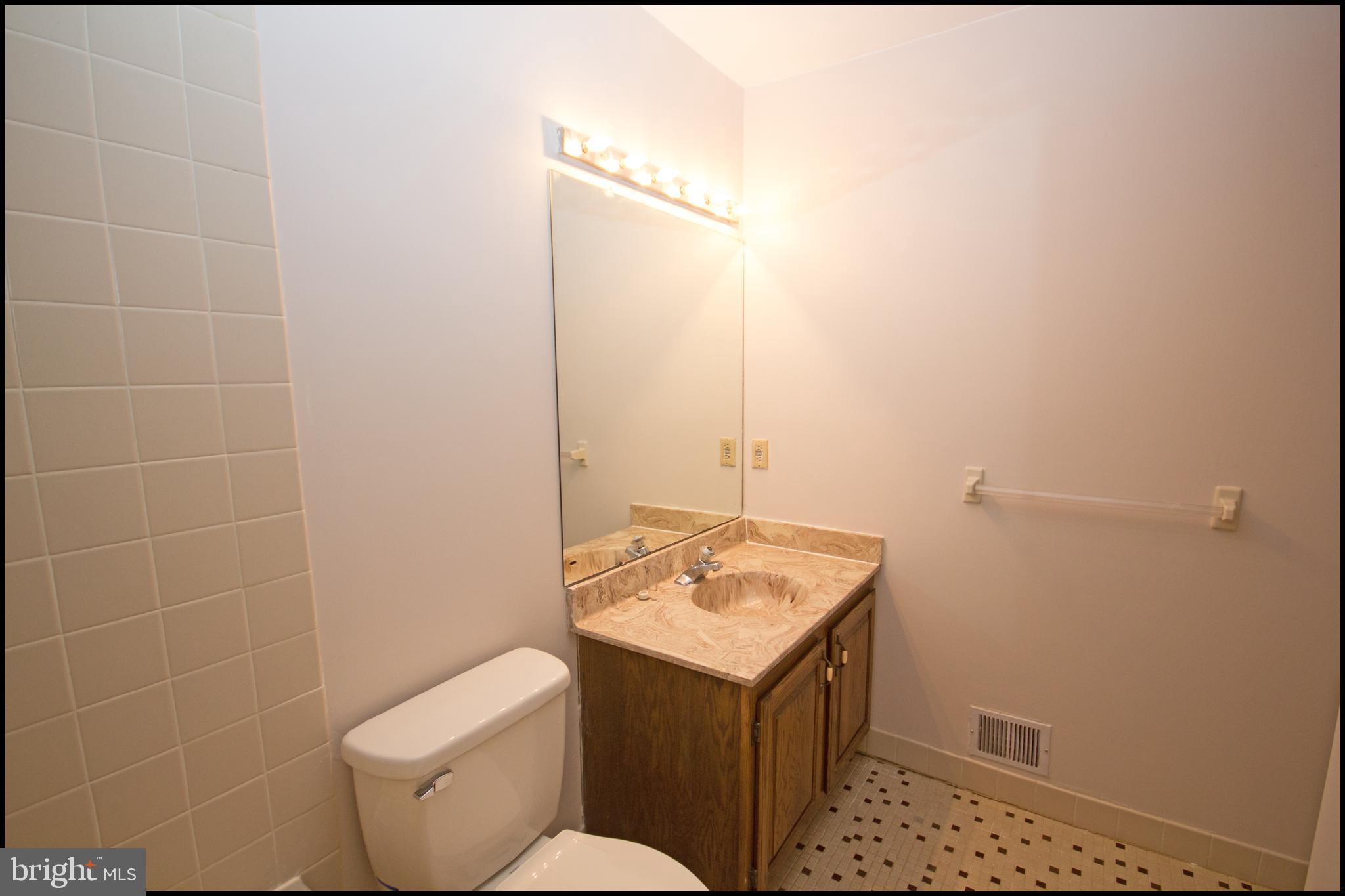 22 Knox Court Chesterbrook, PA 19087 - Photo 26 of 33 Large Hall Bath