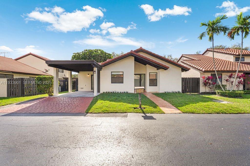 a view of outdoor space yard and porch