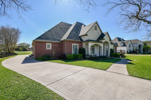 $825,000 | 5427 Weston Drive, Fulshear, TX 77441