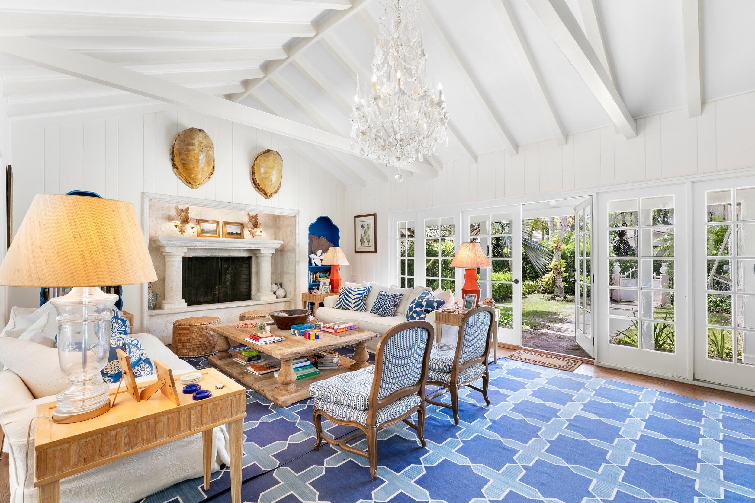 285 Orange Grove Road Palm Beach, FL 33480 - Photo 5 of 29 a outdoor space with furniture