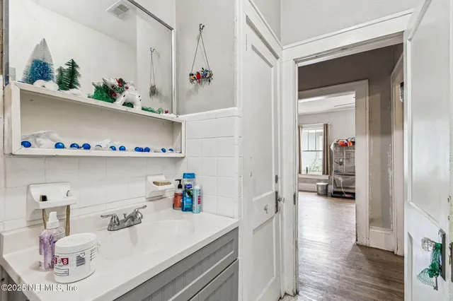 a view of a livingroom with furniture