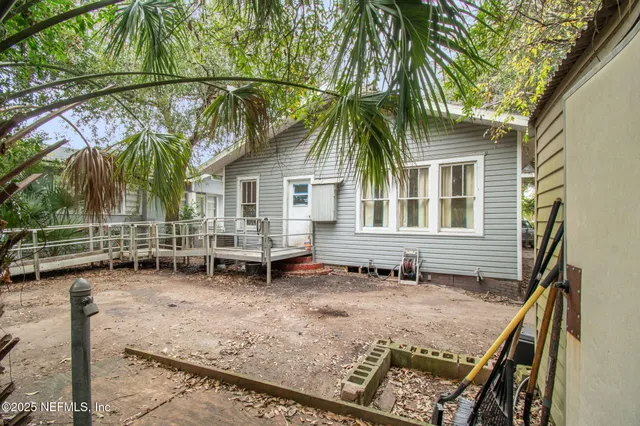 a view of a house with backyard and sitting area