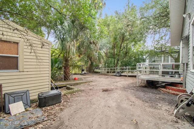 a view of a house with backyard