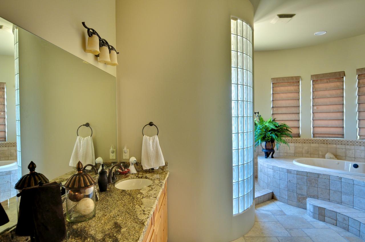 405 West Olesen Road Phoenix, AZ 85085 - Photo 13 of 16 MASTER BATH