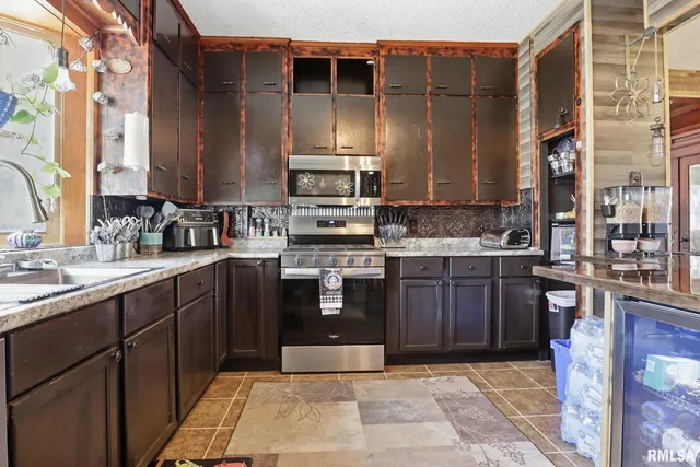 $200,000 | 353 East 4th Avenue, Woodhull, IL 61490