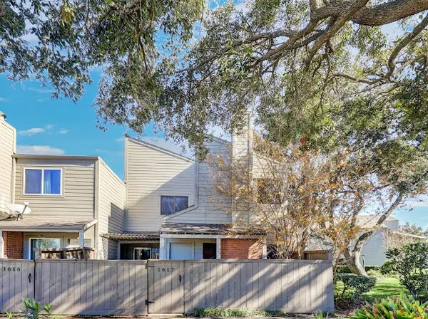 a view of house with a yard